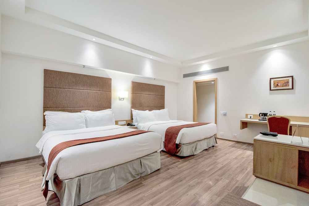 HOTEL EMERALD PARK-SHARANPUR 13/36
