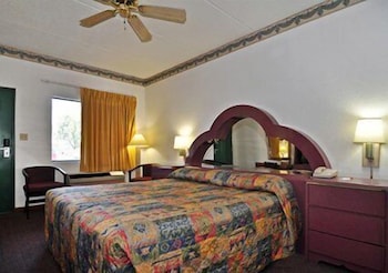 Econo Lodge Inn & Suites Albany North 18/41