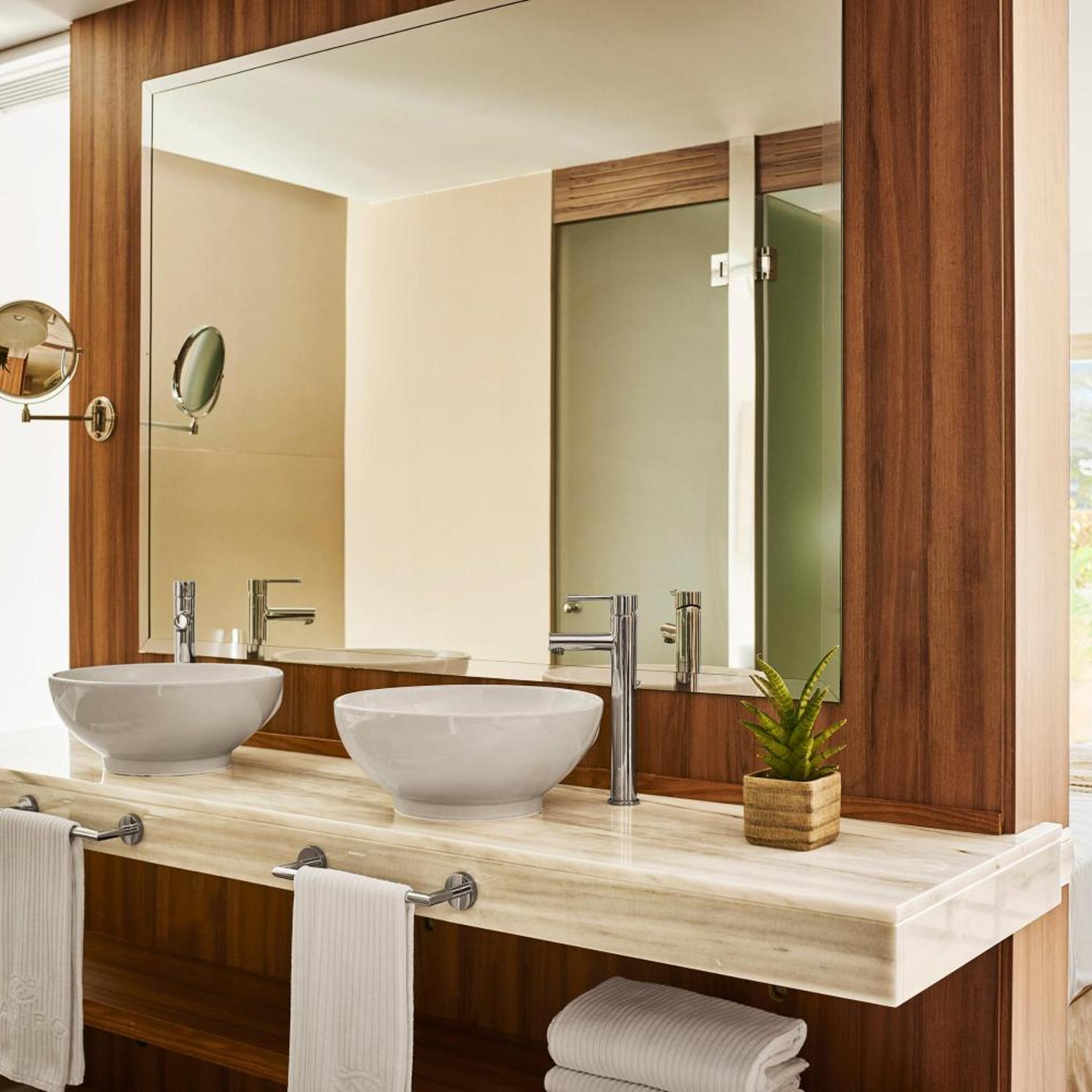 1 BEDROOM, SUITE