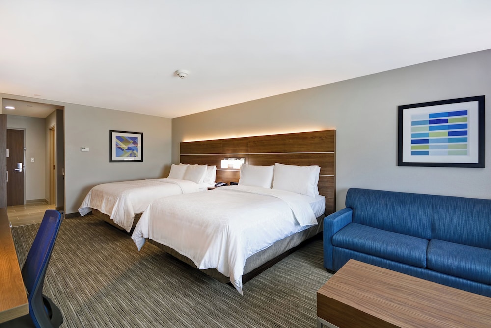 Suite, 2 Queen Beds, Sofa, Accessible
