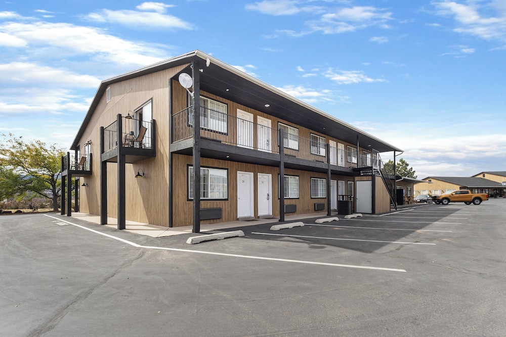 Broken Spur Inn And Steakhouse 64/72