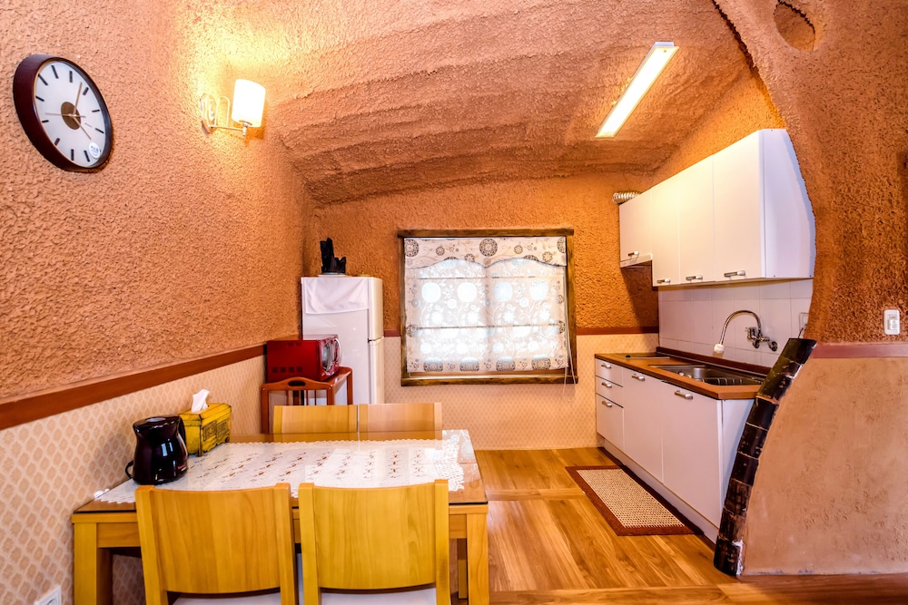 Angkure Pension 20/34