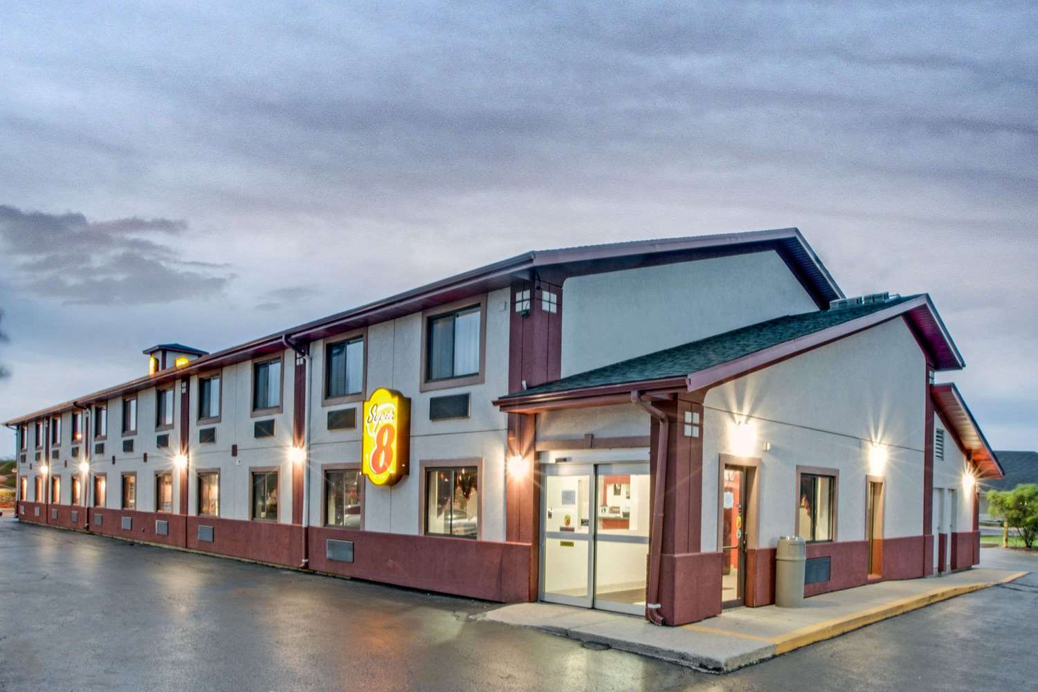 Super 8 by Wyndham Crystal Lake 2/21