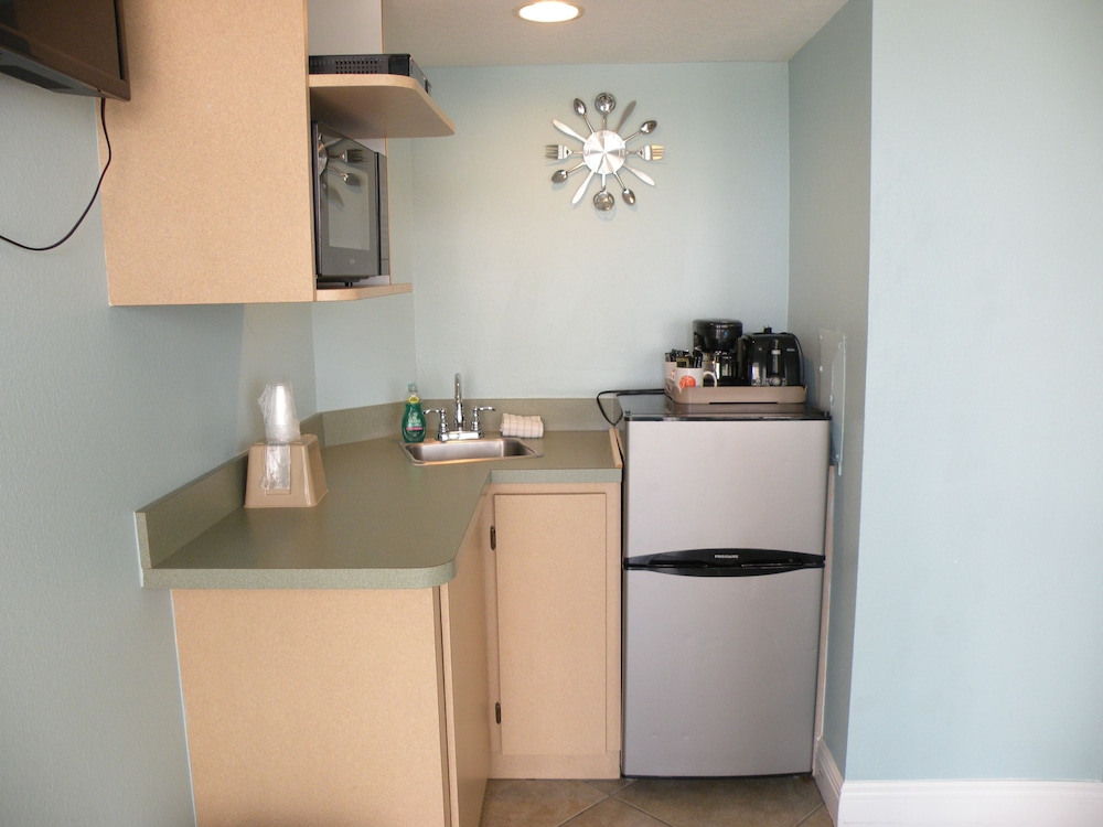 PELICAN POINTE SUITES 13/58