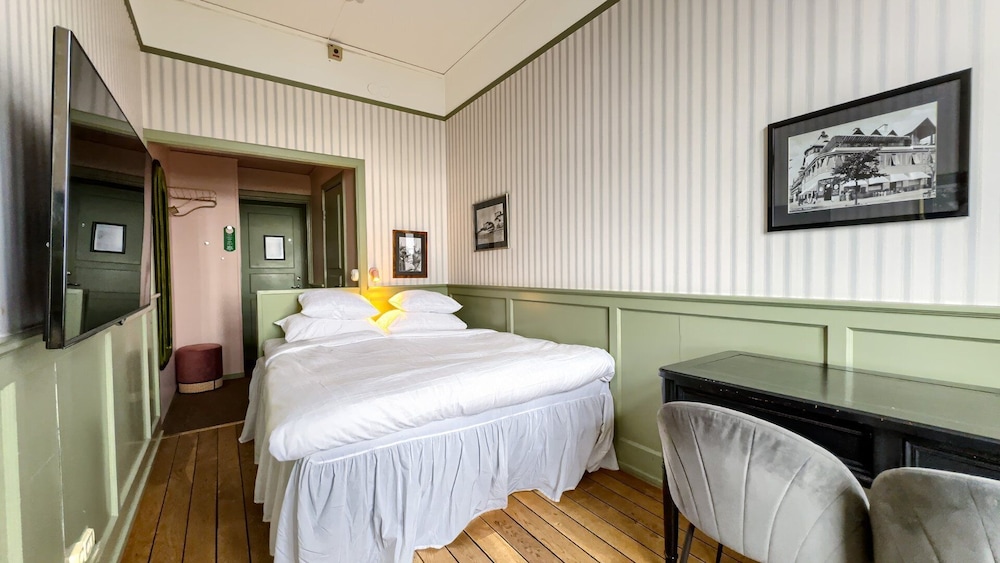 ROOM, QUEEN BED, SEA VIEW, BALCONY