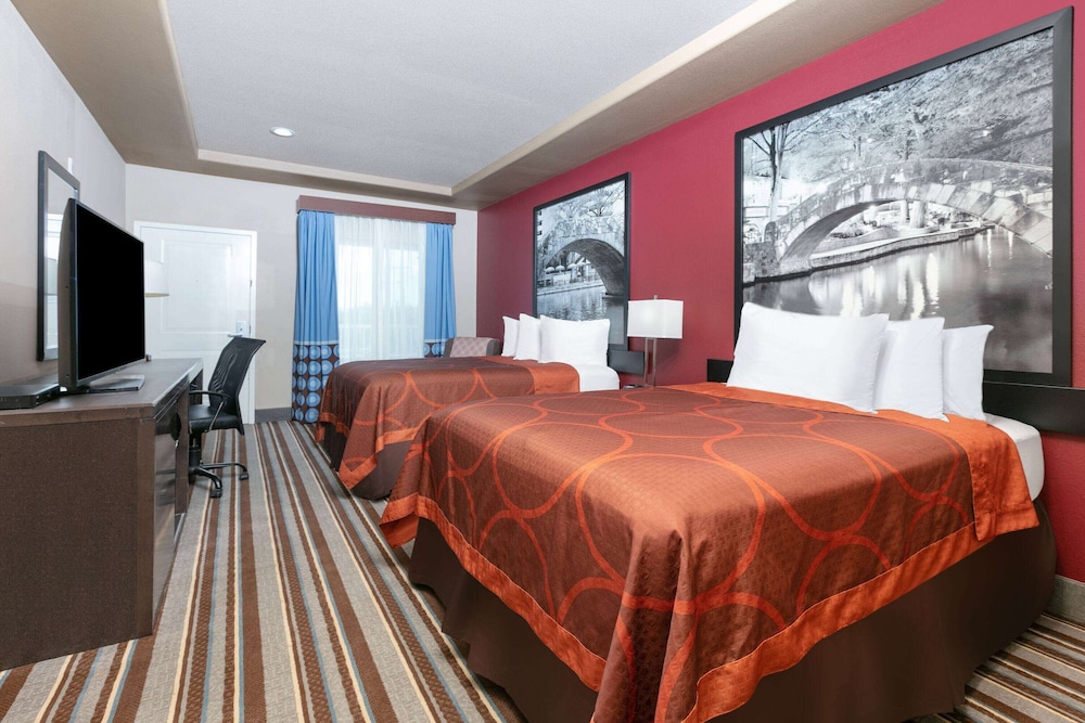 Deluxe, 2 Queen Beds, Accessible