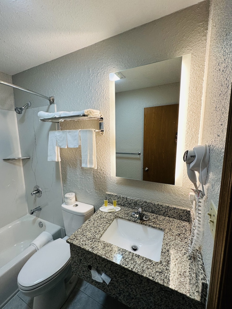 Super 8 by Wyndham Elizabethtown 59/61