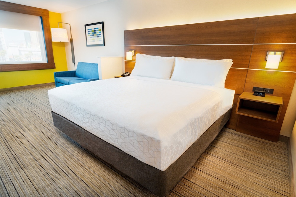 Holiday Inn Express And Suites Las Vegas E Tropicana 18/52