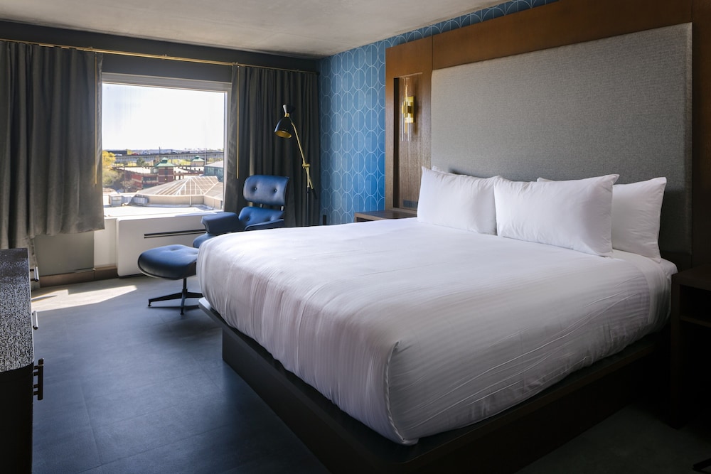DELUXE, KING BED, CITY VIEW