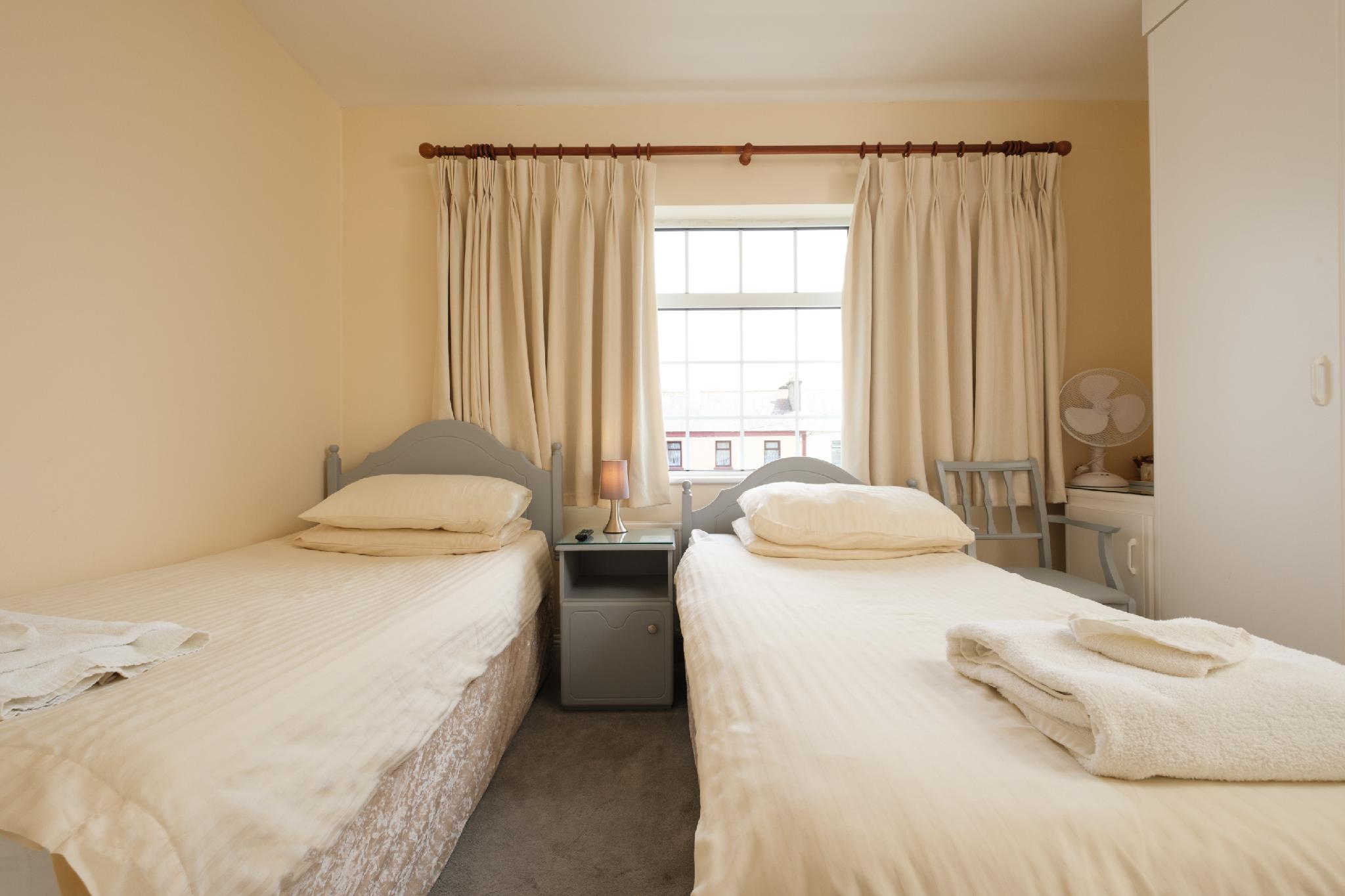 ROOM, TWIN BEDS