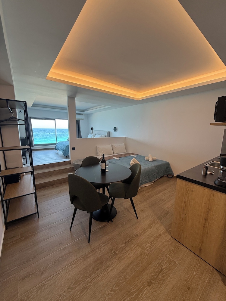Sunrise Apt 30/37