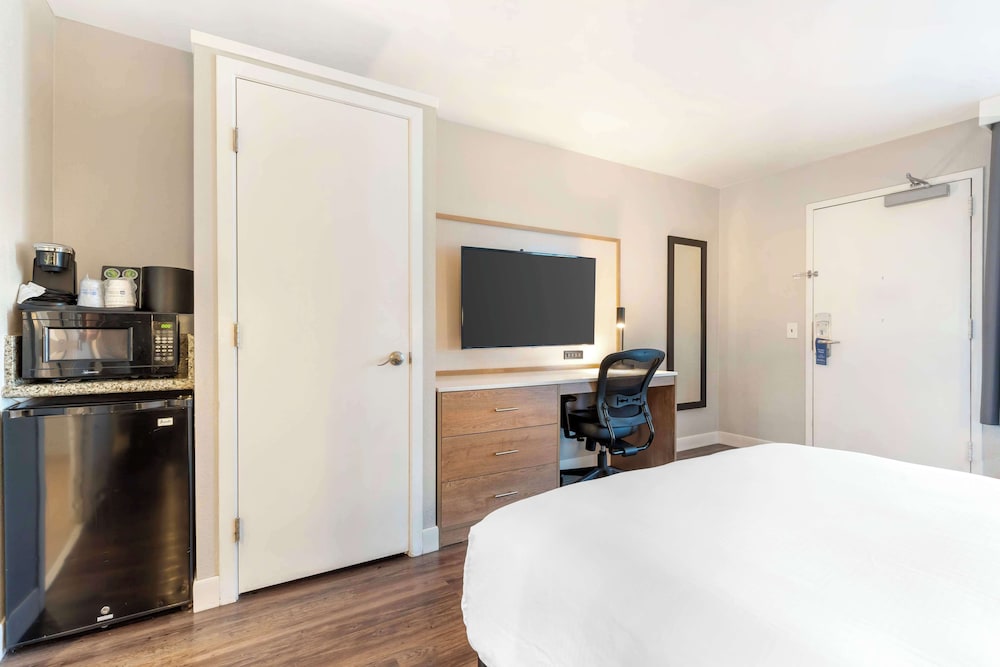 Best Western Plus Rancho Cordova Inn 26/63