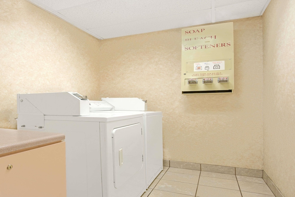 Days Inn & Suites By Wyndham Kansas City South 19/43