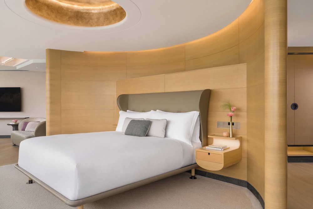 1 Bedroom, Regent, Club, Suite, King Bed, Sea View, Corner، The Regent Hotel Ex Intercontinental Hong Kong 2/3