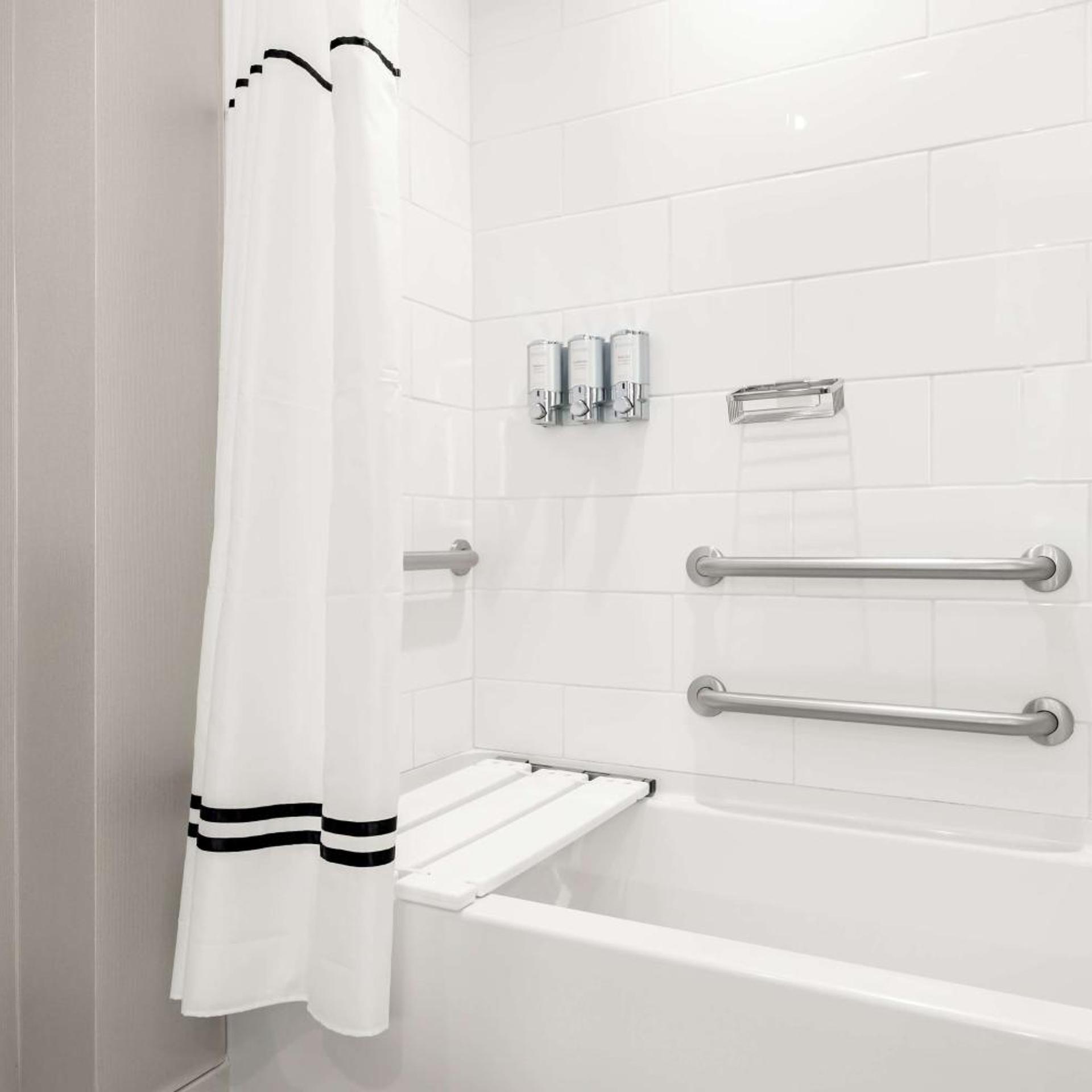 DELUXE, KING BED, BATHTUB, ACCESSIBLE