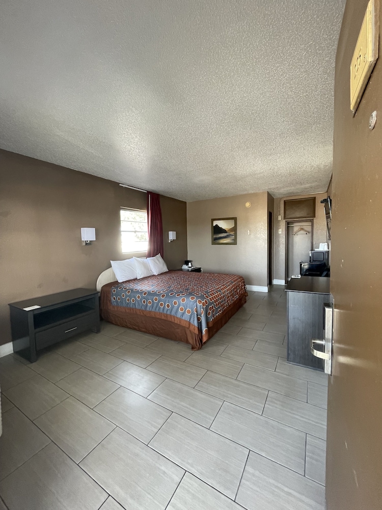1 BEDROOM, ECONOMY, SINGLE