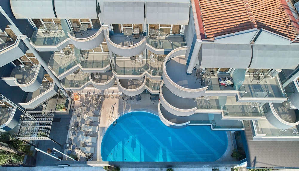 Mediterranean Resort Hotel 32/60