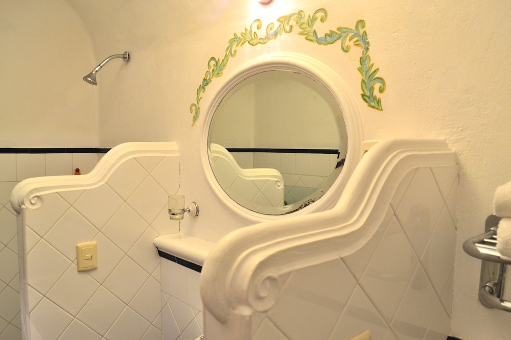EXECUTIVE, SUITE