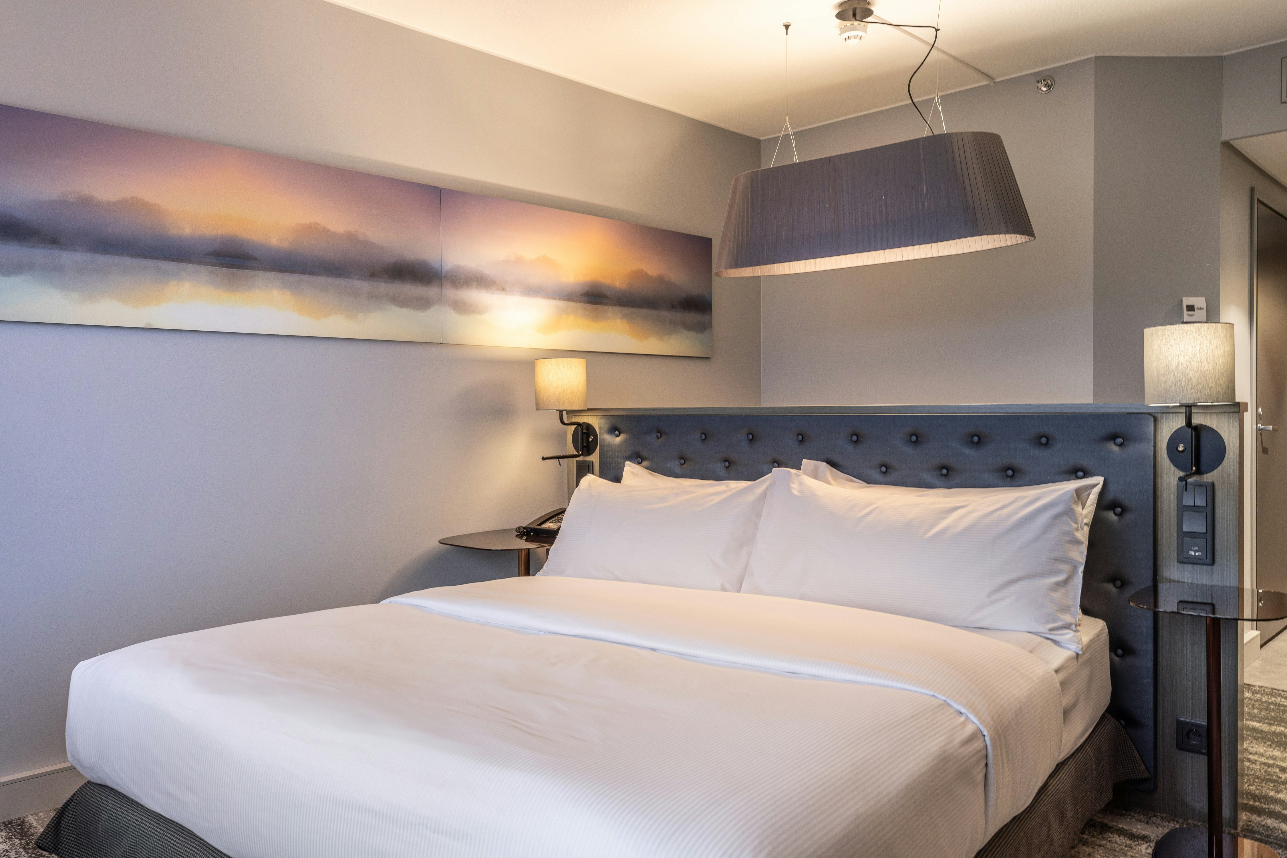 EXECUTIVE, KING BED