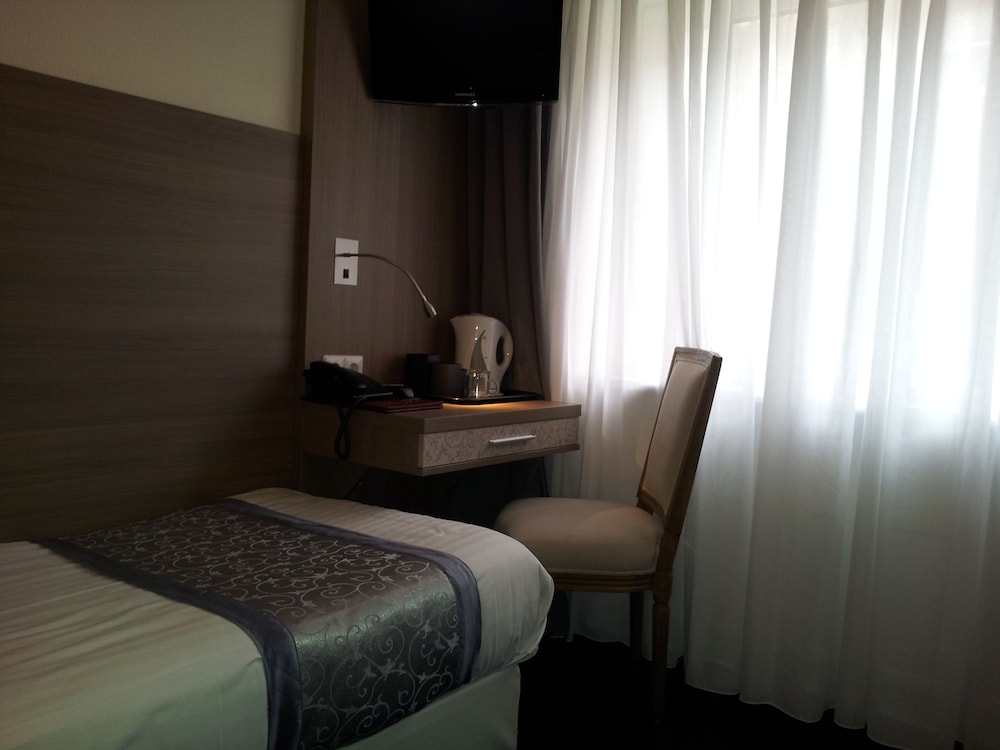 ROOM, SINGLE