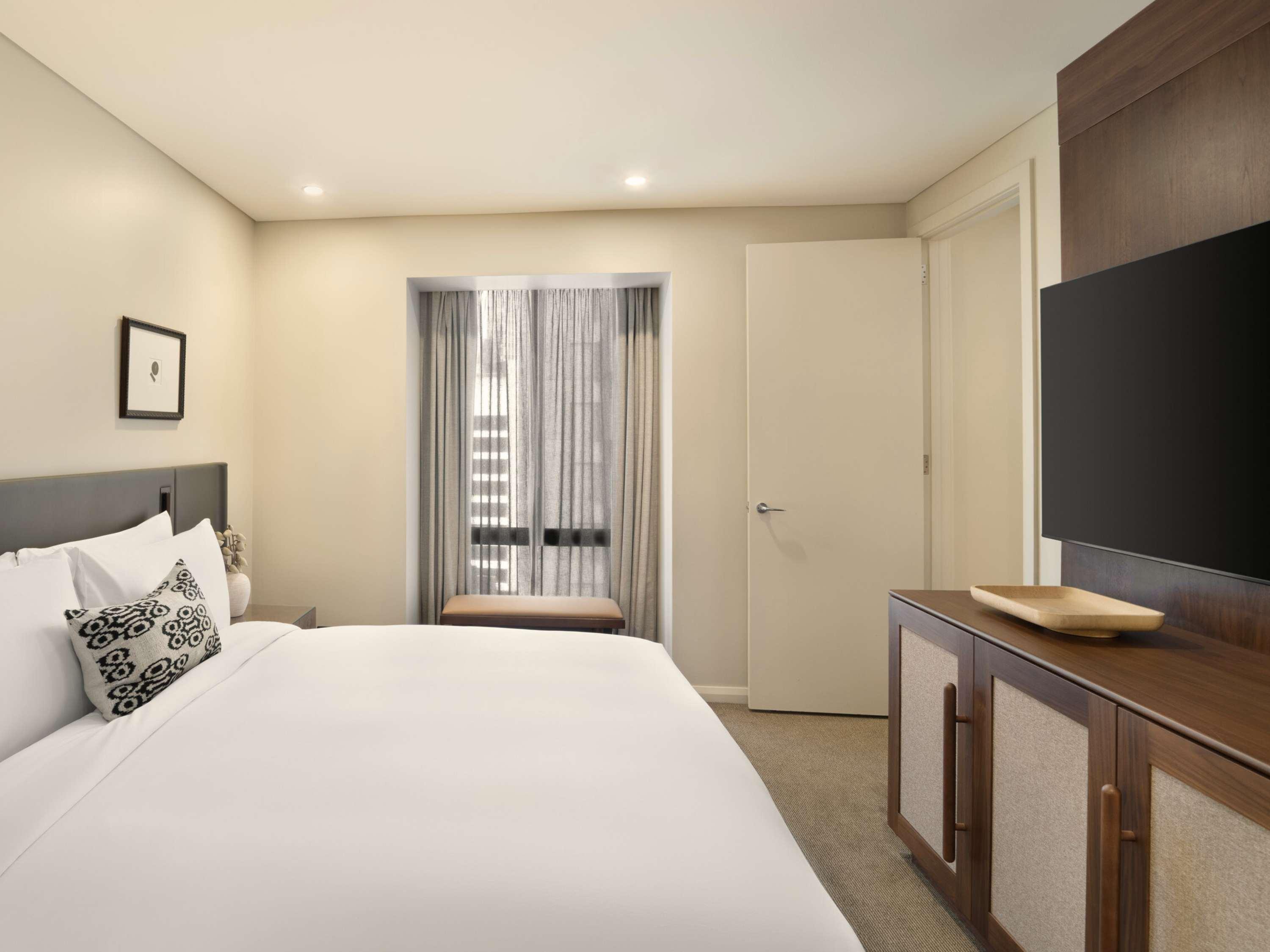 JUNIOR SUITE, KING BED, LIVING AREA