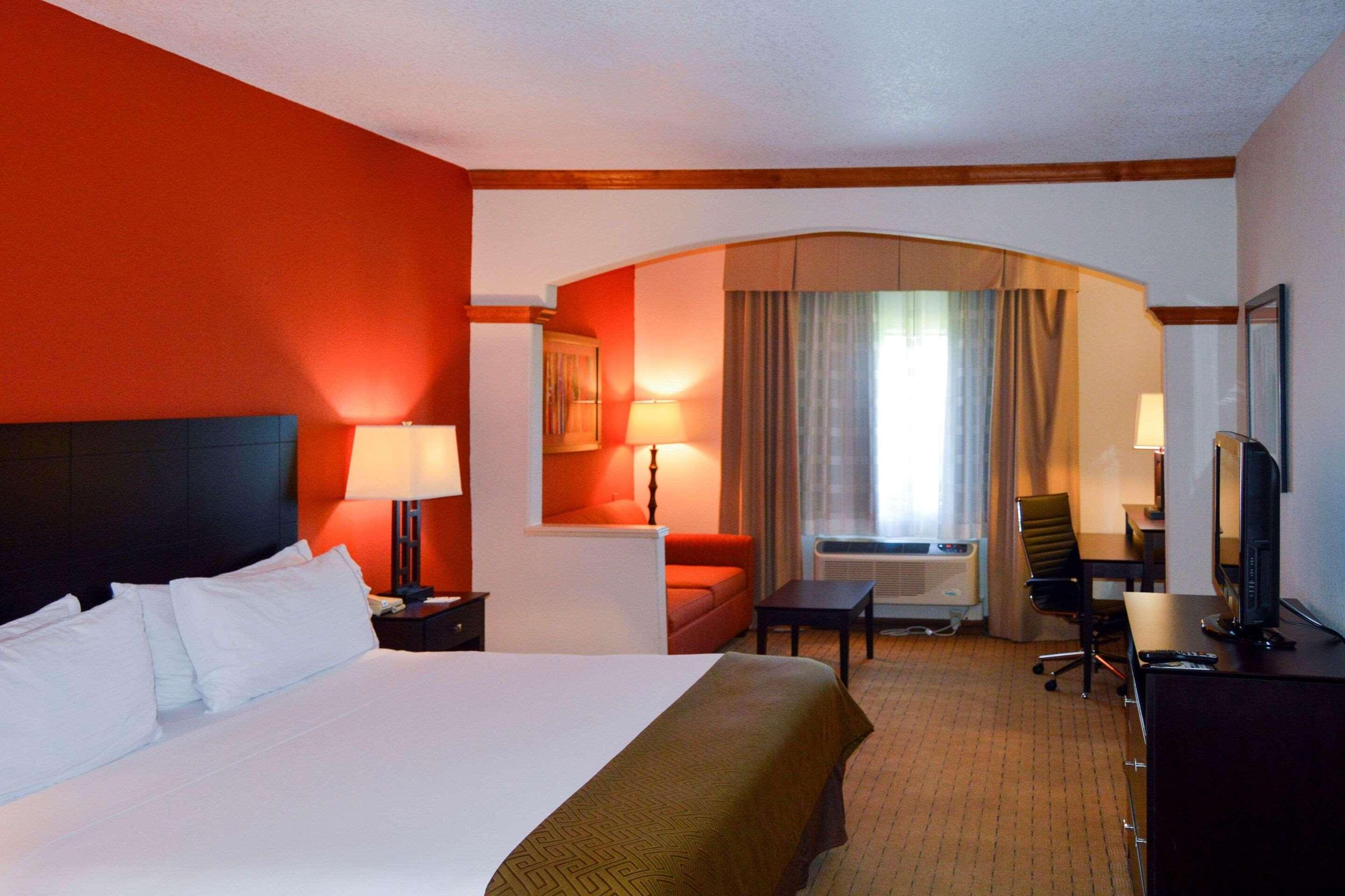 SUITE, KING BED