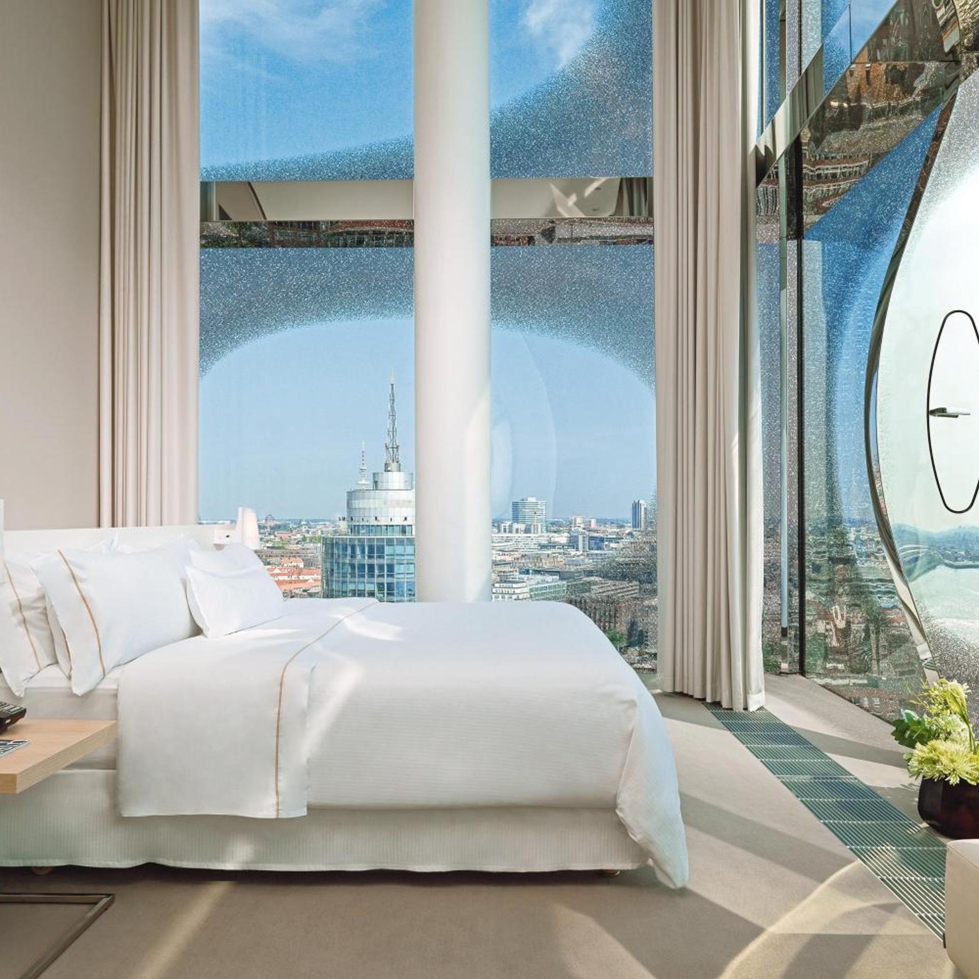 Panorama, Suite, King Bed, City and Water View