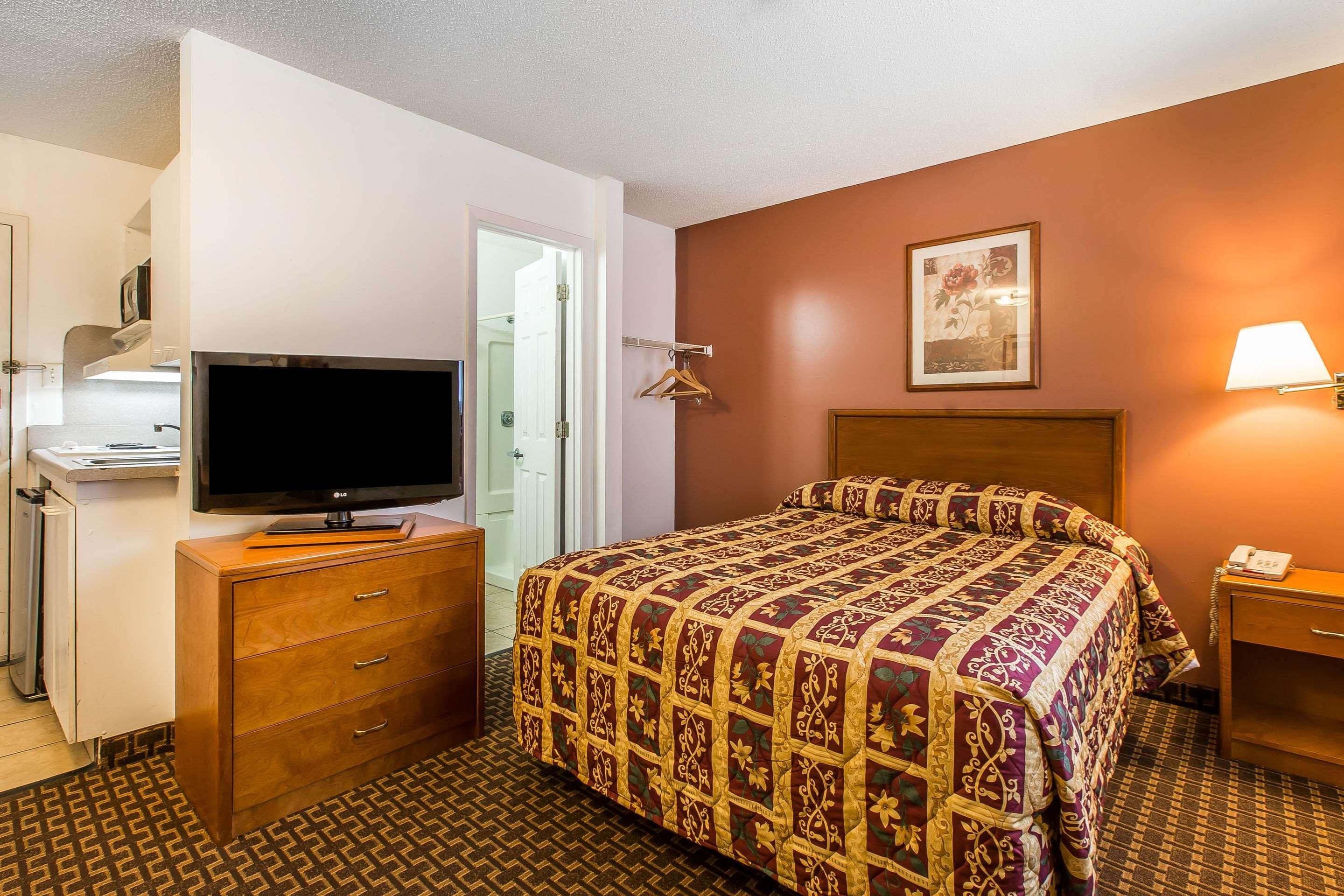 EFFICIENCY, TWIN BEDS