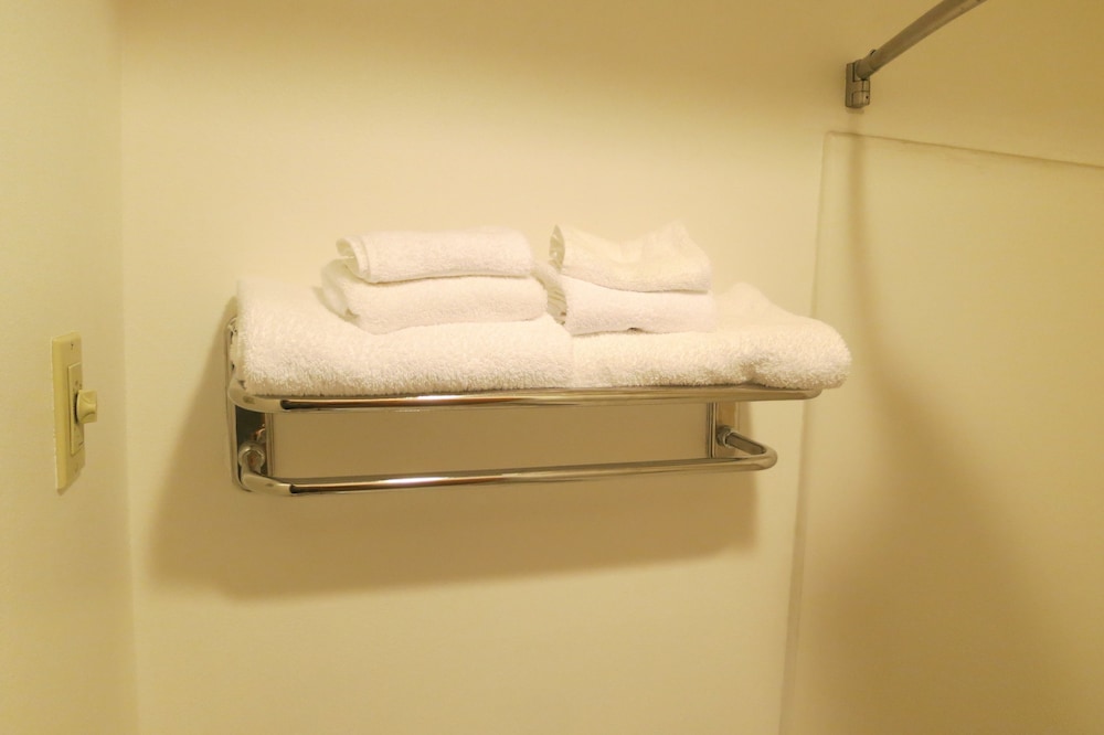 Bay City Motor Inn 33/67