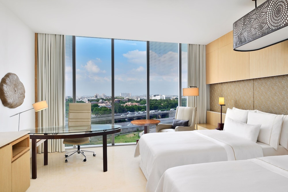 Club, King Bed, City View