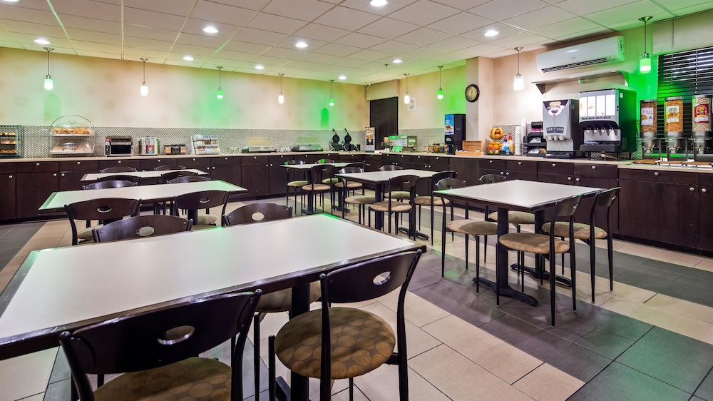 Best Western Plus Richmond Airport Hotel 25/30