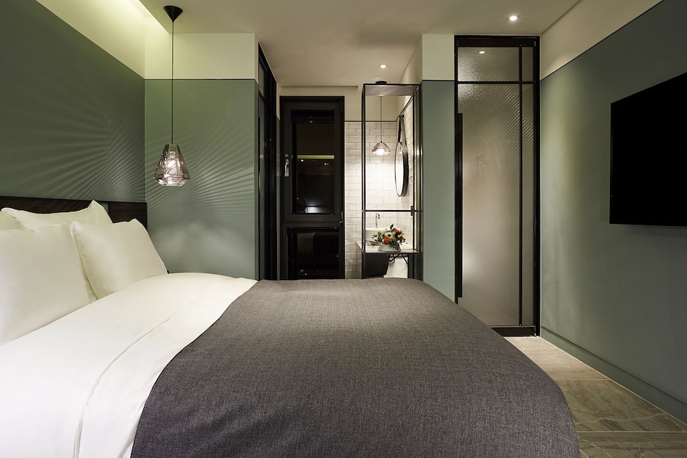9 BRICK HOTEL 25/71