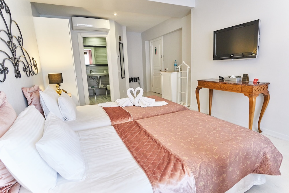 2 BEDROOMS, CONNECTING, PREMIER