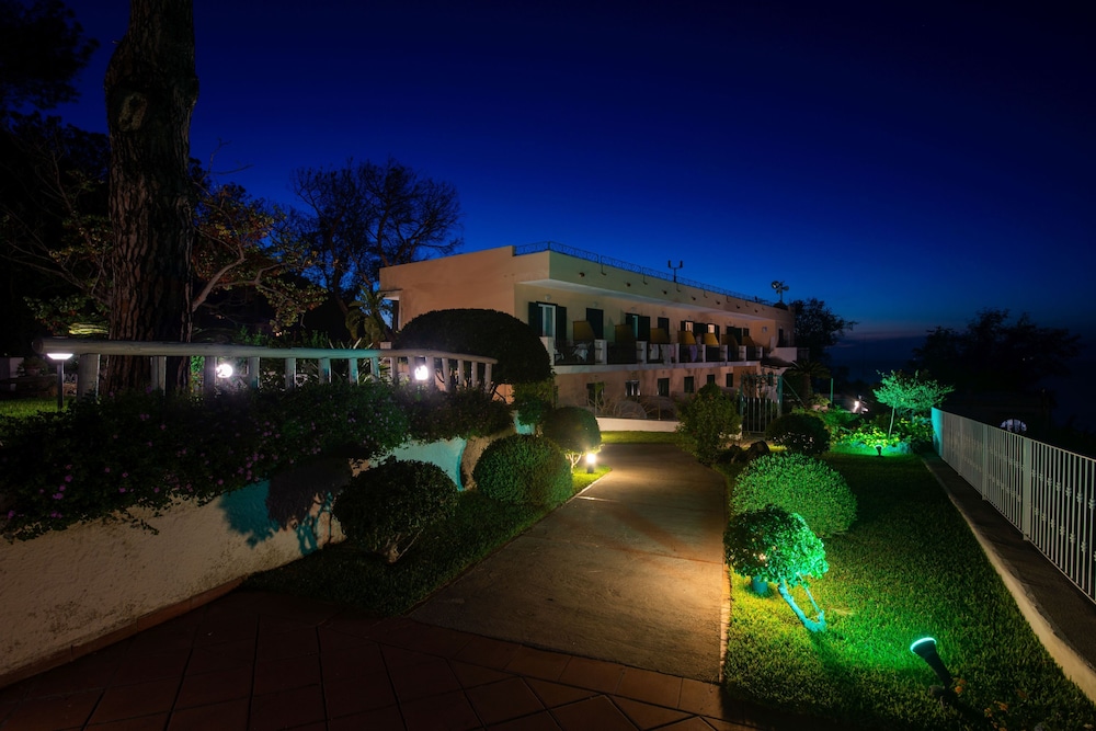 Hotel Villa Ireos 2/50