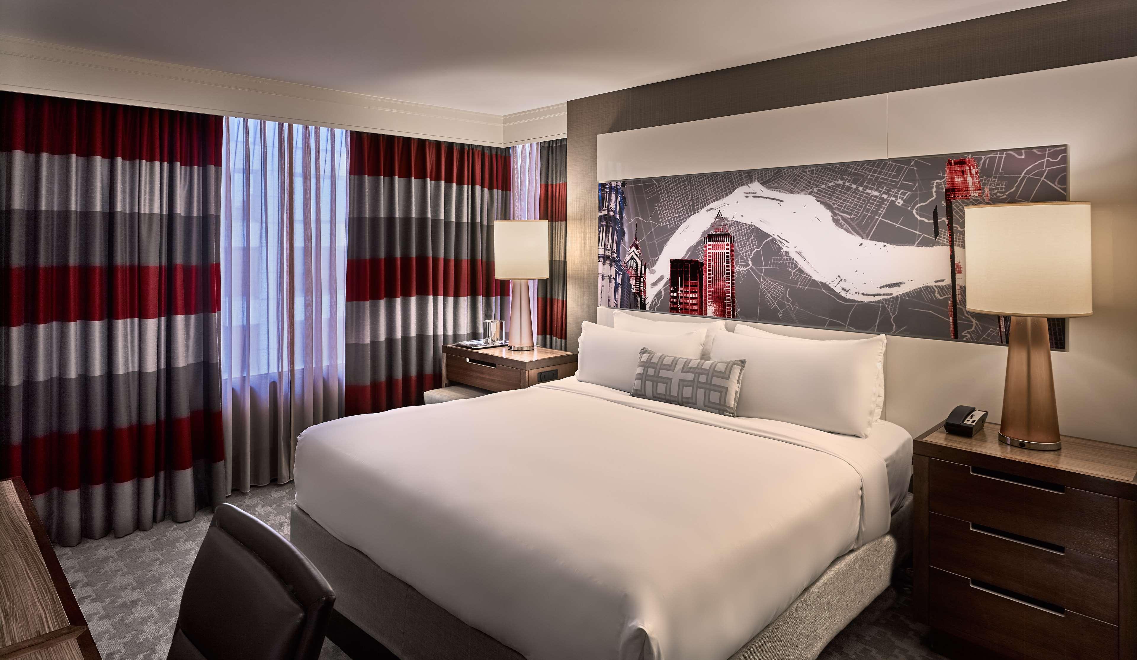 Guest Room, Petite, King Bed, Corner, Accessible