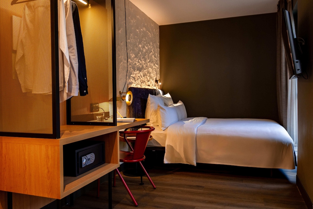 Standard, Single, Queen Bed