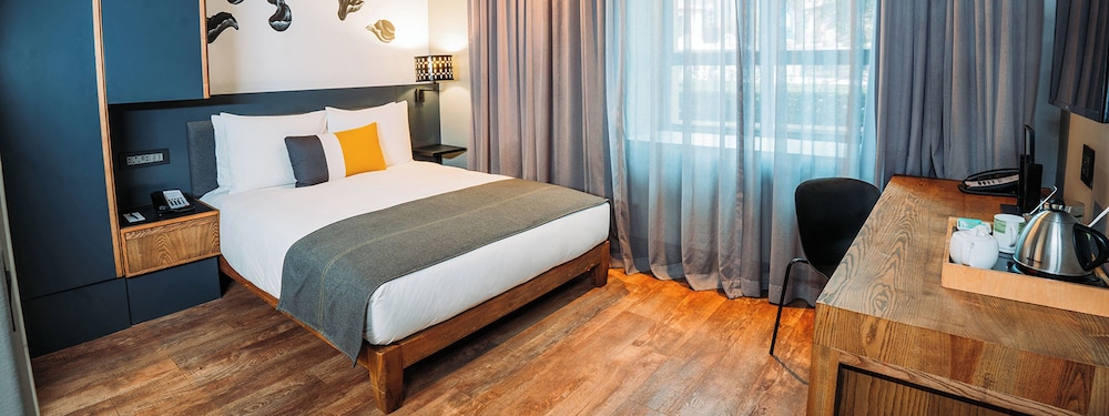 STANDARD, QUEEN BED