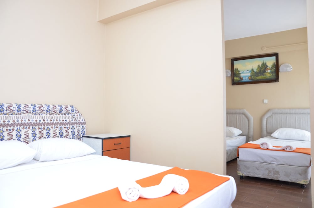 ROOM, QUADRUPLE