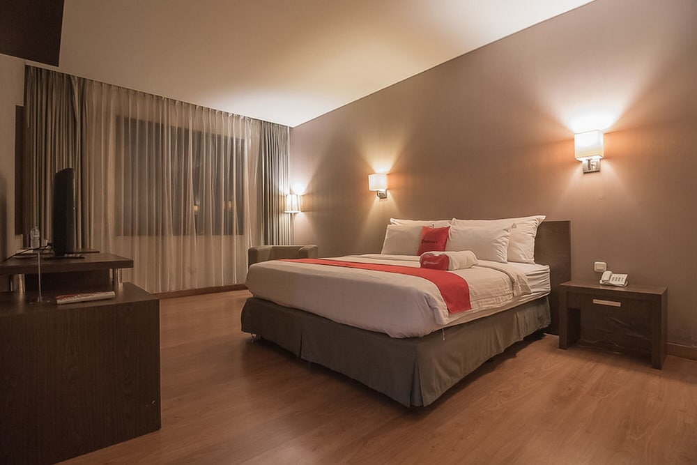 RedDoorz Premium near Paris Van Java Mall 8/26