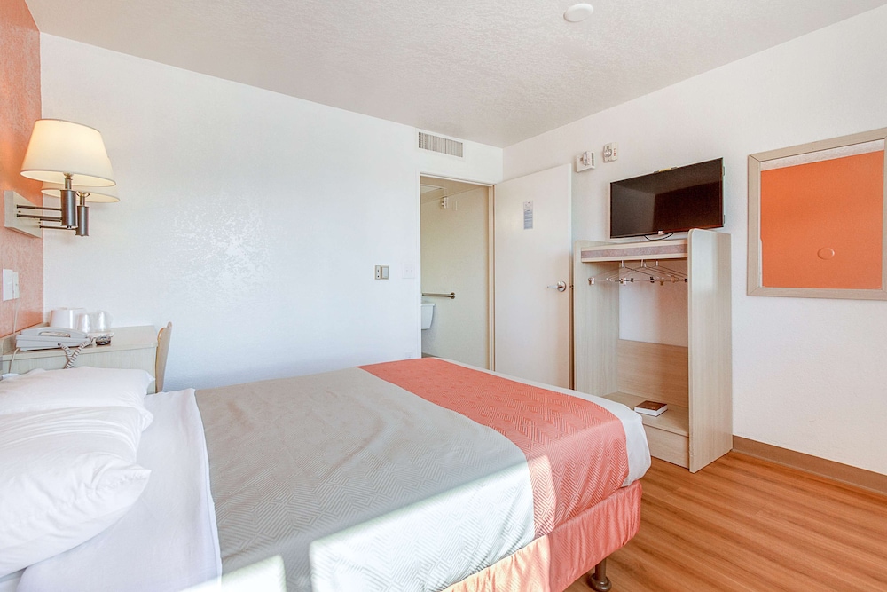 Motel6 Phoenix, AZ - North Bell Road 33/46