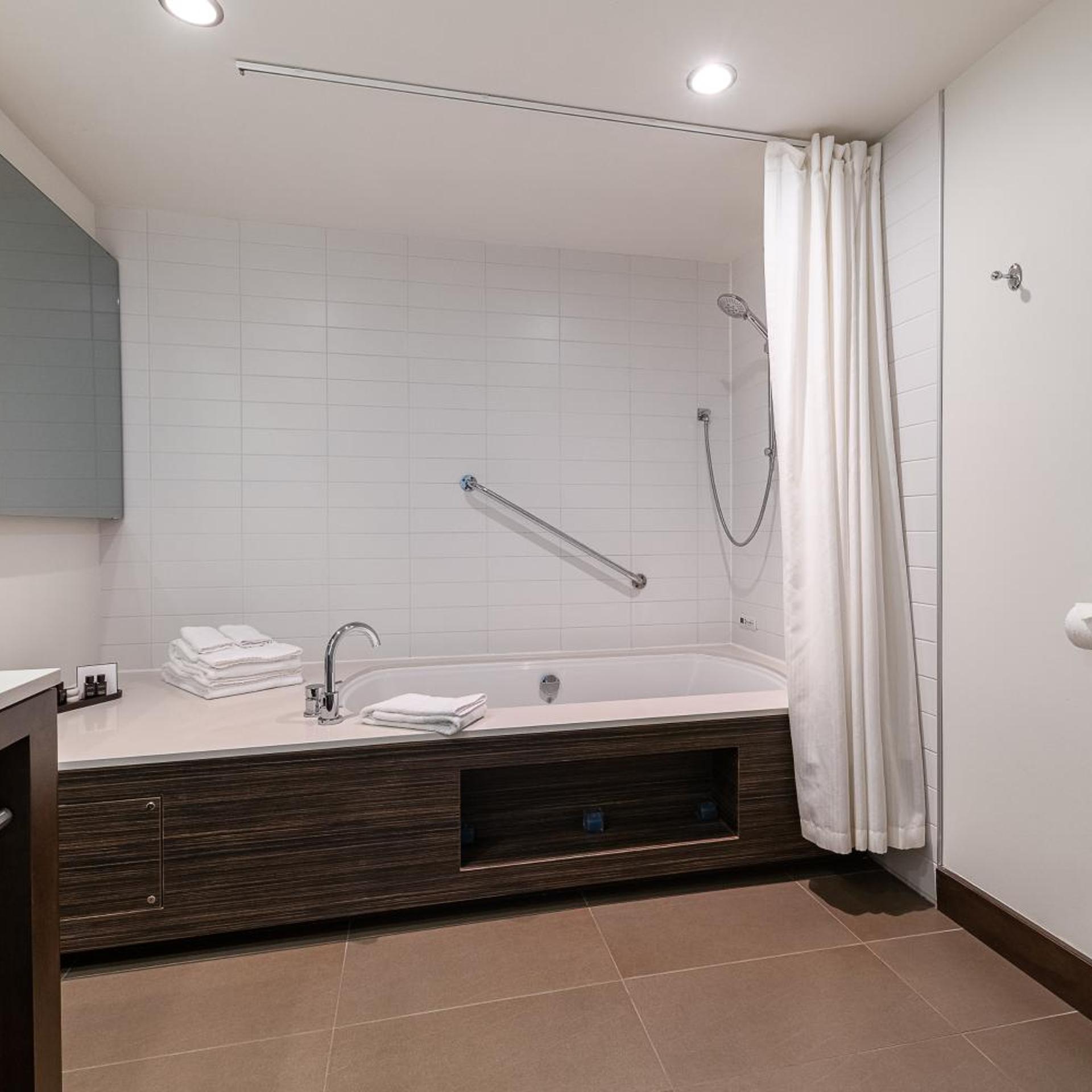غرفة بسريرين وسرير كينج بشرفة لذوي الإعاقة، Hotel Le Bonne Entente 3/3