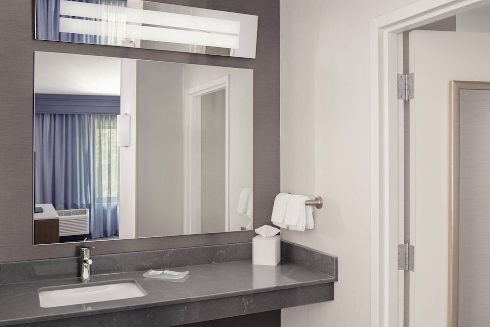Courtyard by Marriott Portland Airport 50/52