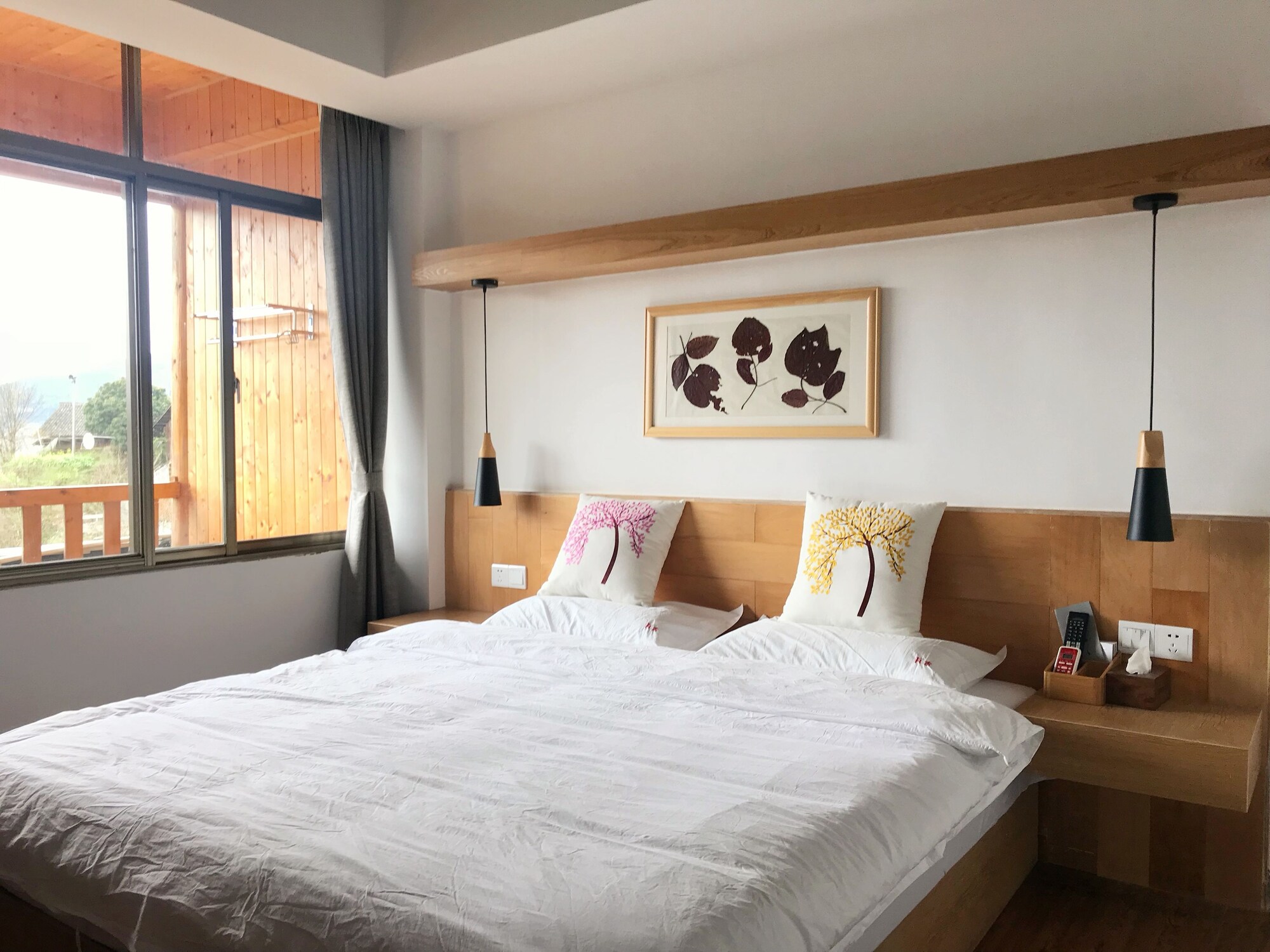 DELUXE, DOUBLE BED