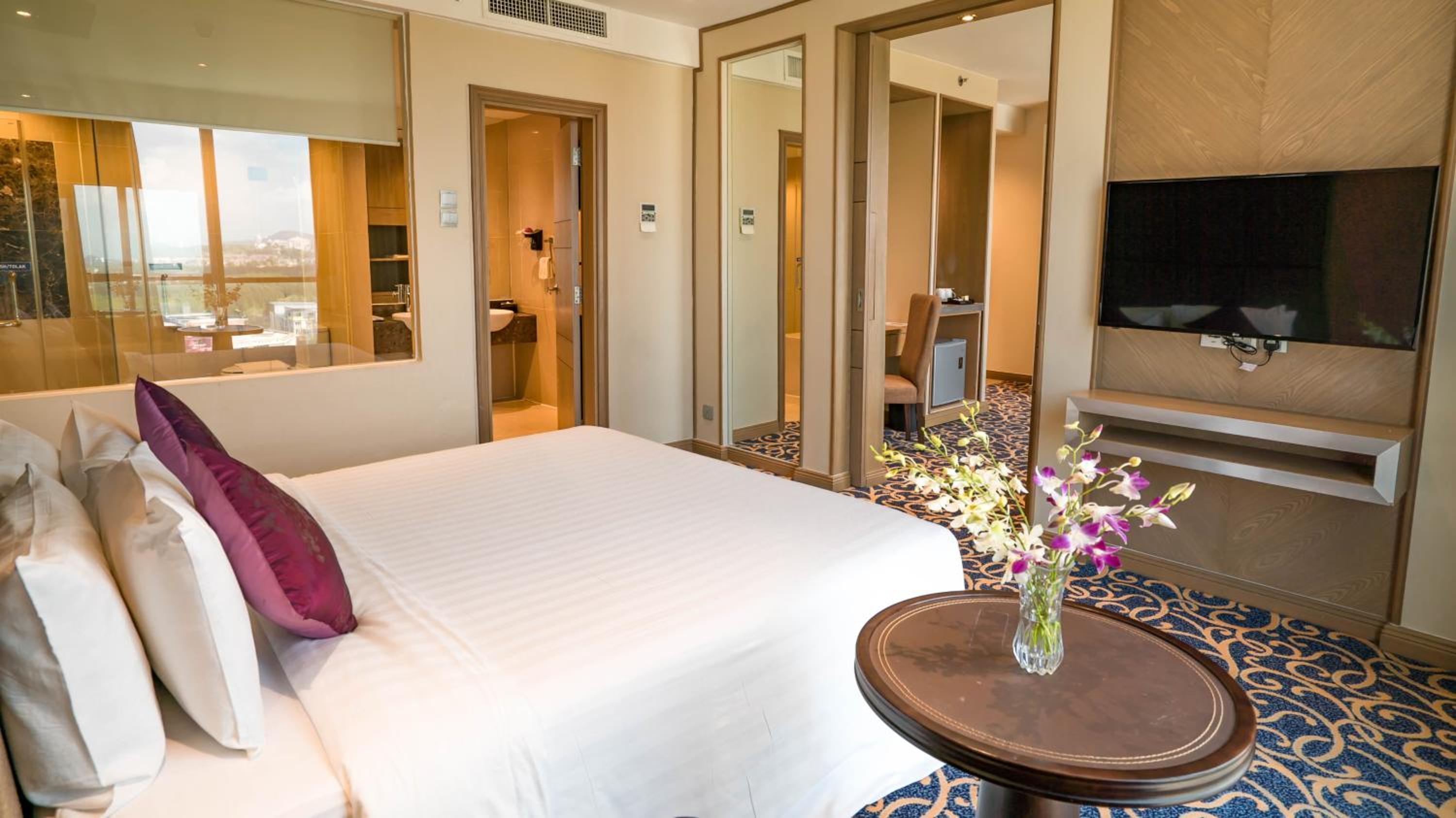 Executive, Suite, King Bed, The Klagan Regency 3/6