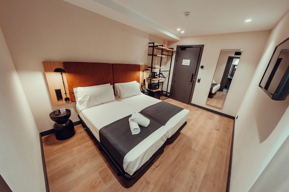 Transit Hotel 17/50