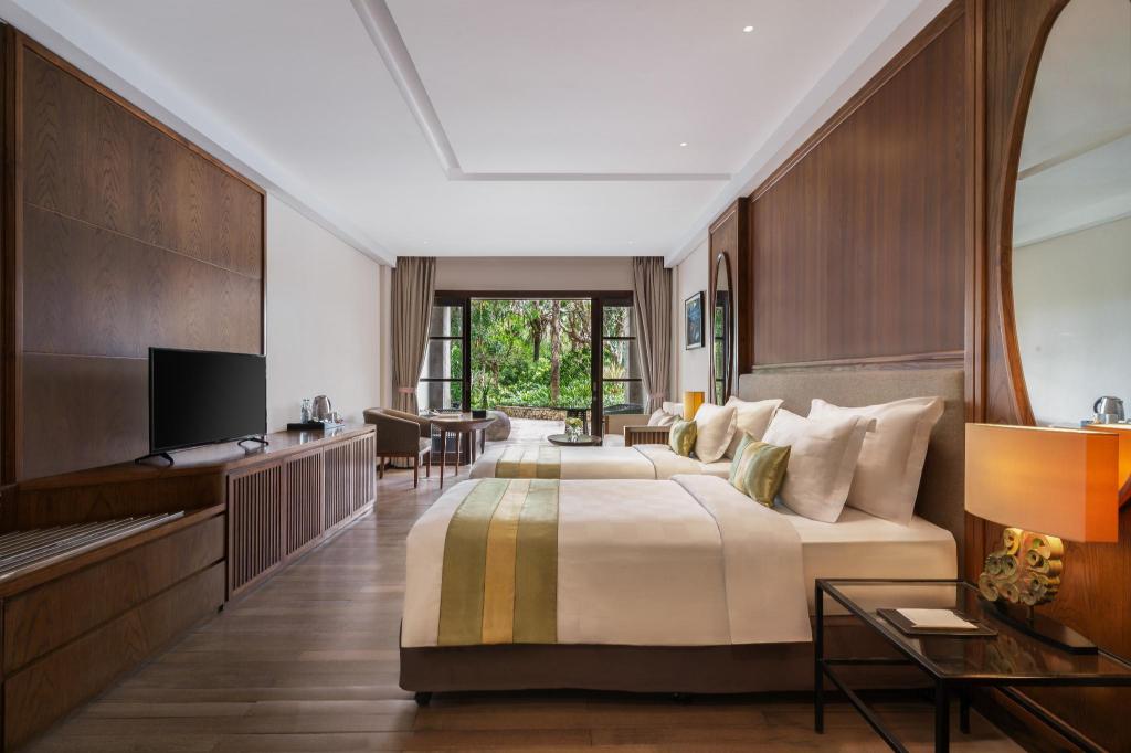 Pool, Deluxe, Twin Beds, King Bed