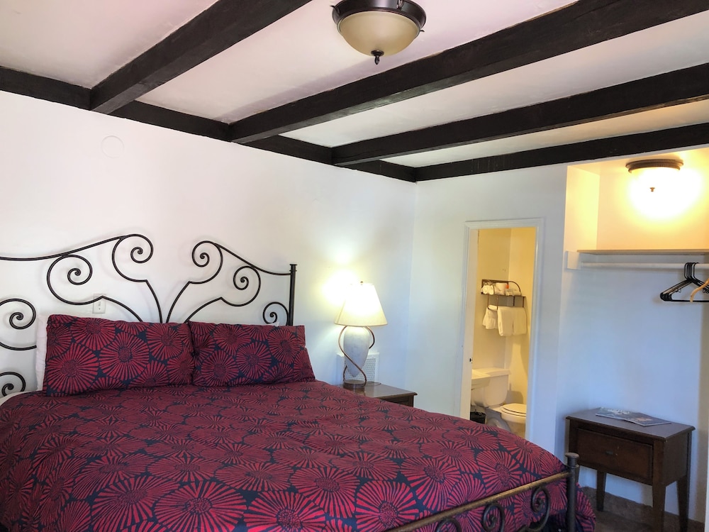 SPA, KING AND TWIN BEDS
