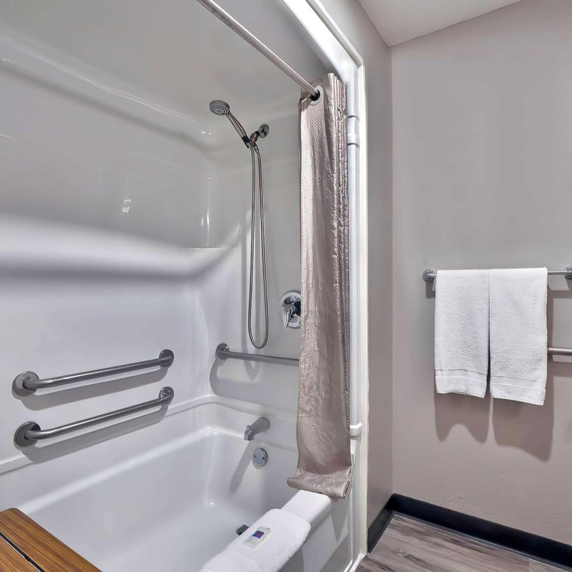 1 King Bed - Mobility Accessible Tub, Nsmk، Motel6 Benbrook, TX - Fort Worth 3/3
