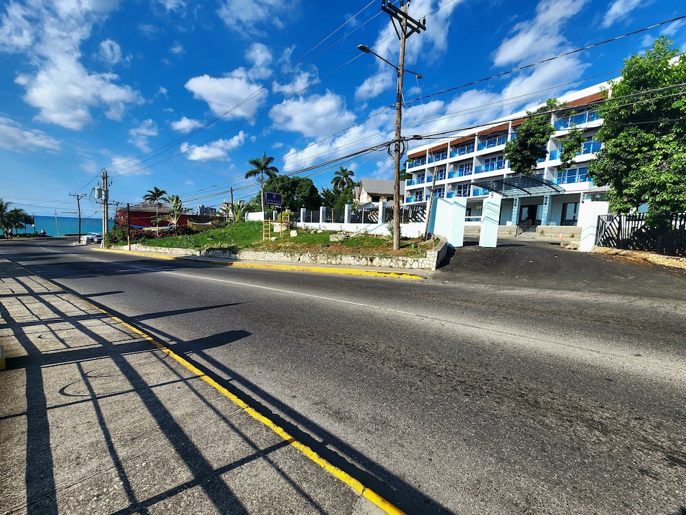 Hotel 39 Jamaica 41/53