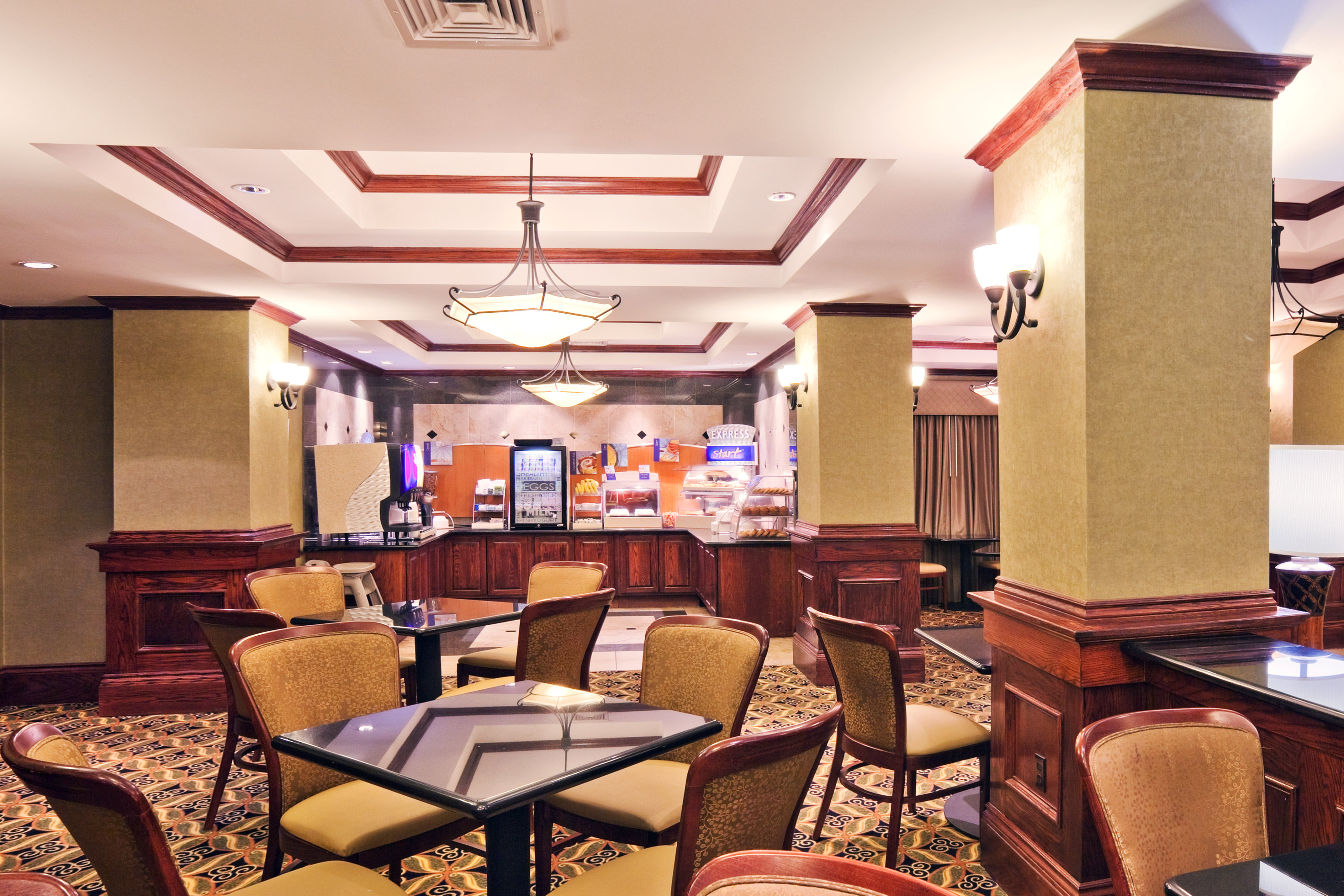 Holiday Inn Express Hotel & Suites Shawnee I-40 37/59